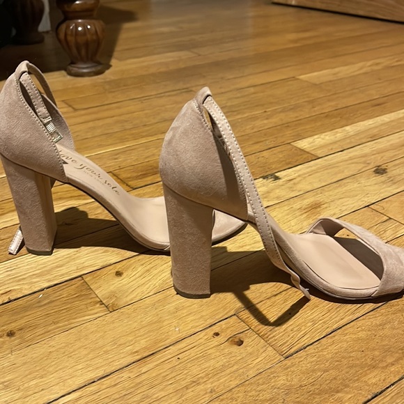 Tan heels - Picture 3 of 10